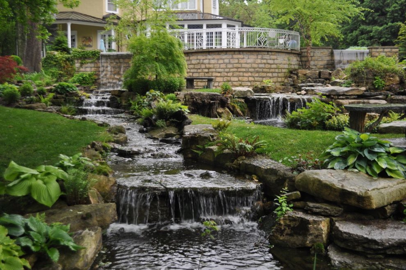 paysagiste-DURANUS-min_landscaping-rock-louisville-ky-traditional-landscape-and-boulders-brick-wall-bushes-grass-koi-law